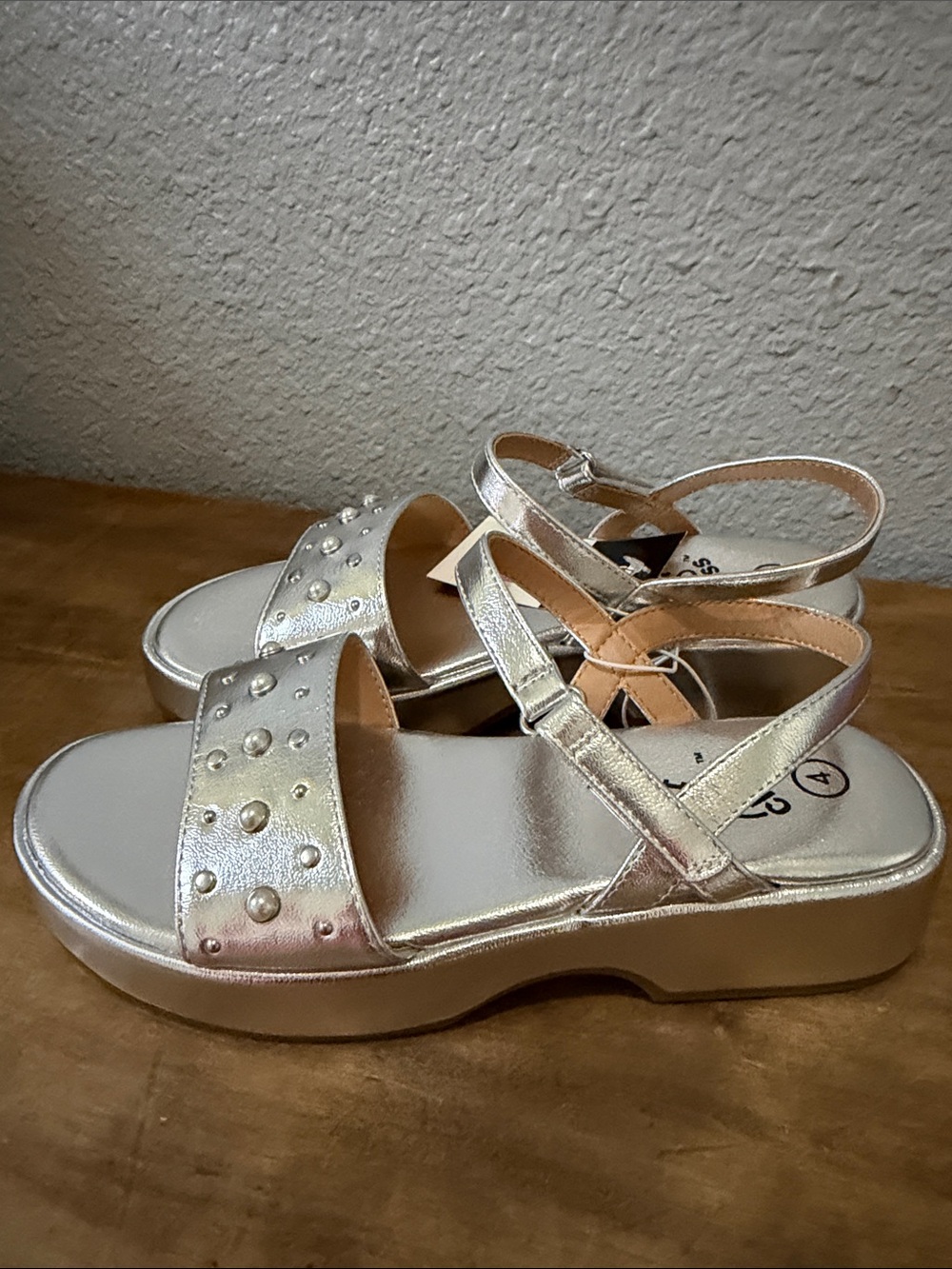 Art Class Girl’s Metallic Silver Pearl Accent Sandals size 4 - Picture 3 of 5